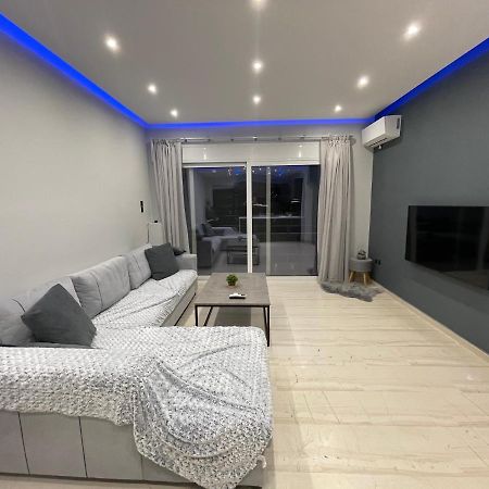 Luxury 3 Bedroom Apartment In Kiato Center Exterior photo